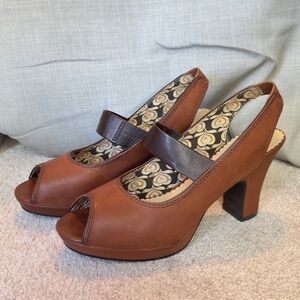 AE BROWN LEATHER HEELS